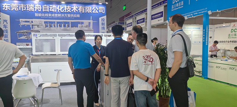瑞舟与外国客户交谈