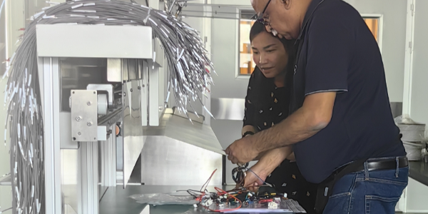 德国客户莅临瑞舟：询问汽车插胶壳线束智能化方案